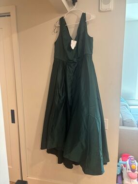 Betsy & Adam Emerald Green Satin V-Neck Maxi Dress SZ 14W